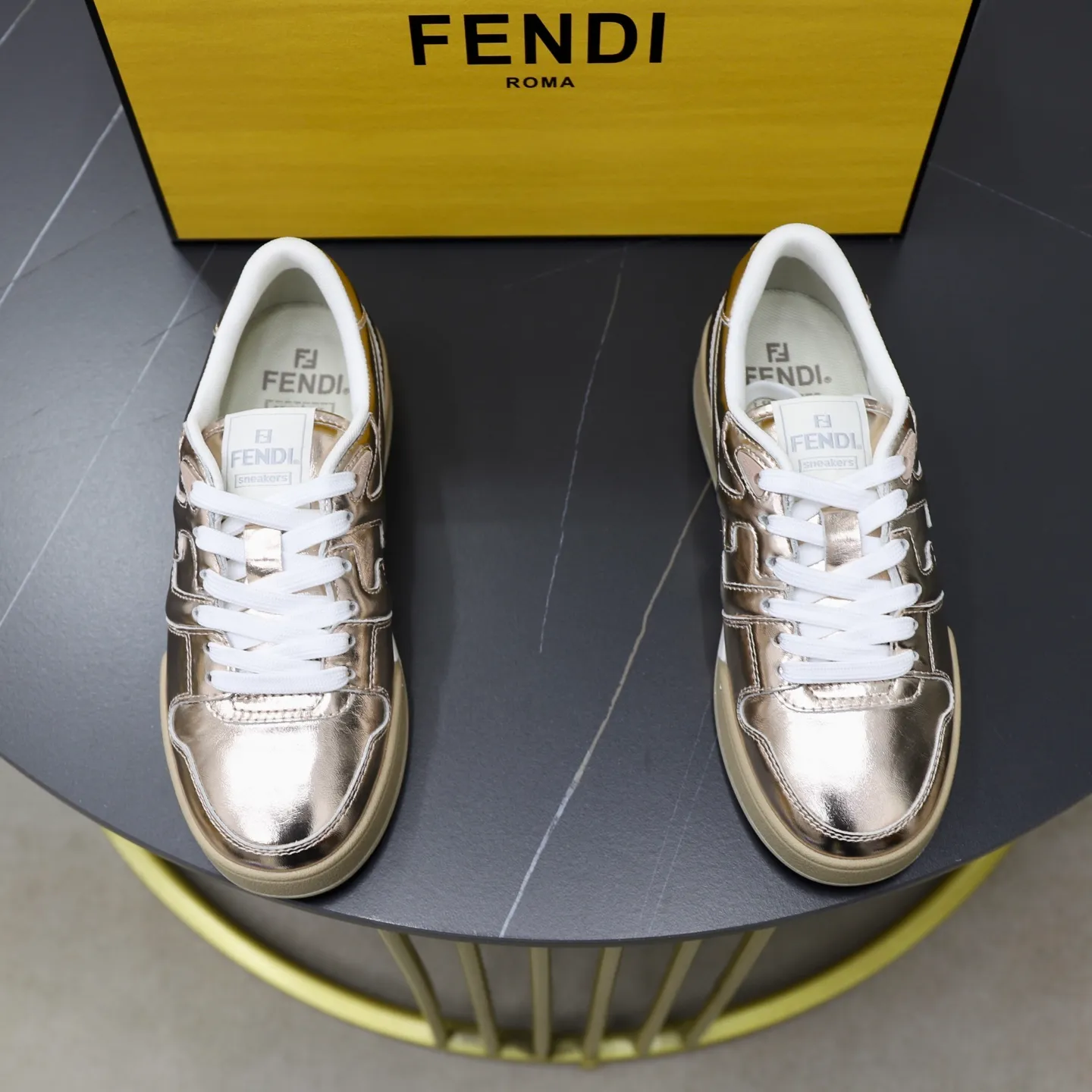 Ex-factory price: 640🔥Couple model (top original order) Brand: FENDI Size: 35-44 (customized for men 38 and 45) Grade: original order quality High version Material: Imported original cowhide stitching ➕ High-quality and comfortable lining Original TPU lightweight anti-slip outsole Style category: Travel fashion casual shoes Versatile trend